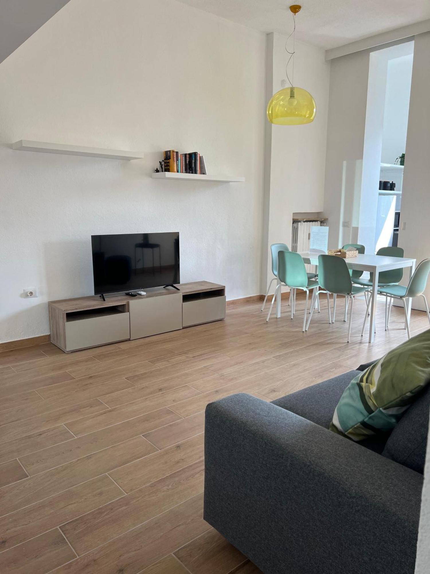 Apartment New With Balcony, Isola Bosco Verticale Mailand